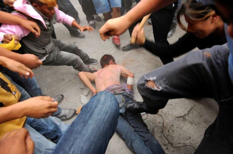 Taxistas dan tremenda paliza a supuesto ladrón