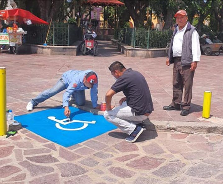 Rehabilitan balizamiento en zonas destinadas a personas discapacitadas