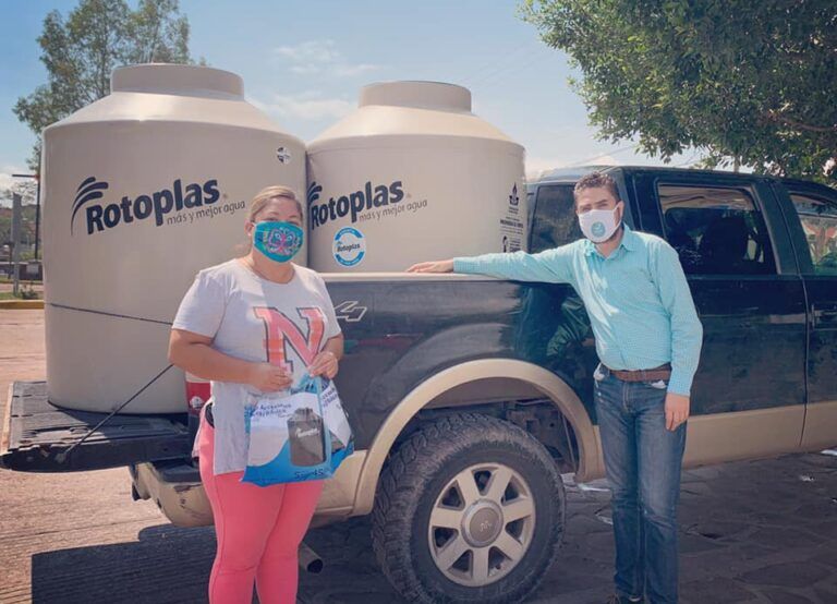 Entrega Turquesa calentadores solares y tinacos