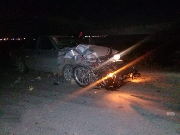 Auto arrolla motocicleta, muere el motociclista
