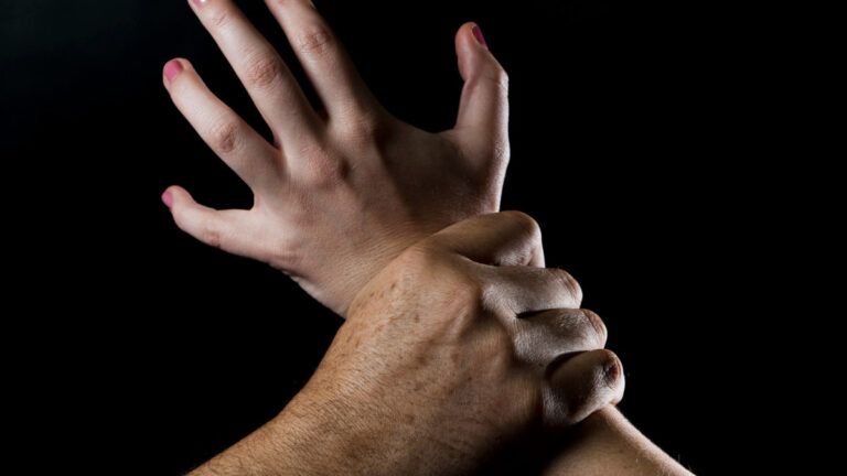 Agresores no pueden vender bienes que tengan en el matrimonio