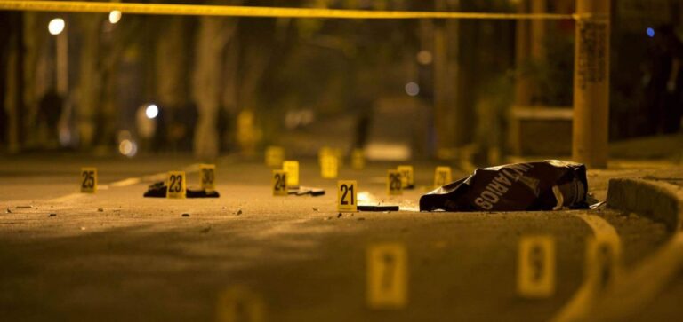 Hallan 7 cadáveres dentro de un taxi en Michoacán