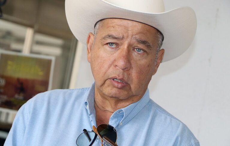 Tomás Olivares, loco por seguir en el poder