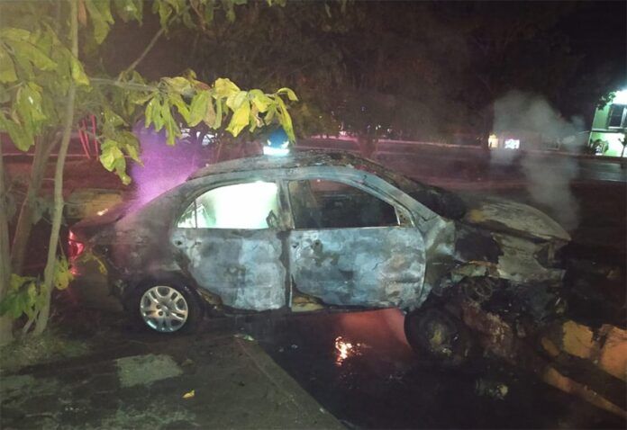 REYES.- TRAS CHOCAR, SE QUEMÓ AUTO Y MURIÓ EL CHOFER