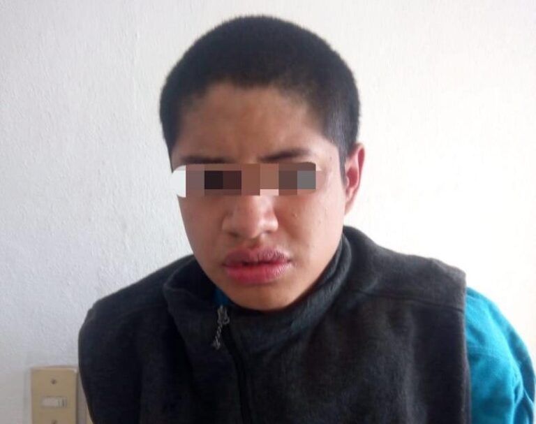 Detienen a joven por llevarse ropa sin pagar