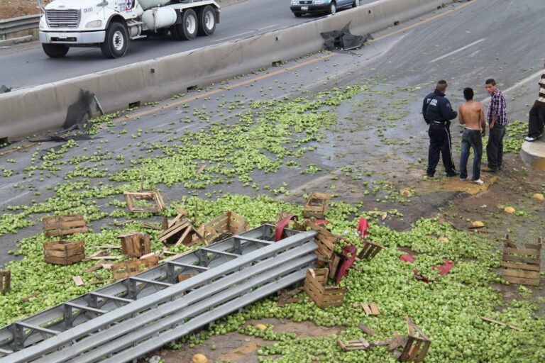 Millonarios daños en volcadura de tráiler
