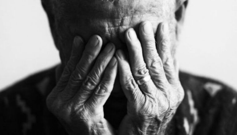 Mujer desvergonzada es detenida por agredir a su propio abuelito