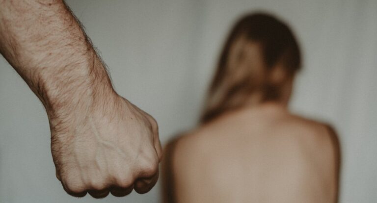 Sujeto es detenido por el delito de violencia familiar