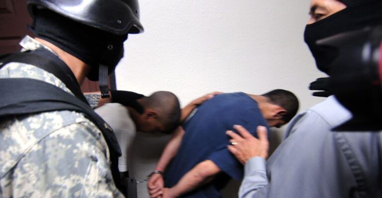 Por delitos de robo y tortura, dos policías estatales son detenidos