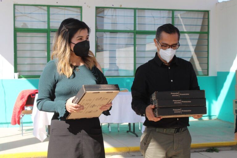 Educación Municipal entregó paquetes escolares en Jardín de Niños