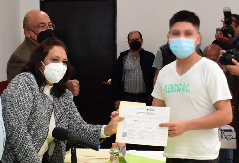 Leonor Noyola entrega certificados de primaria y secundaria a jóvenes en rehabilitación