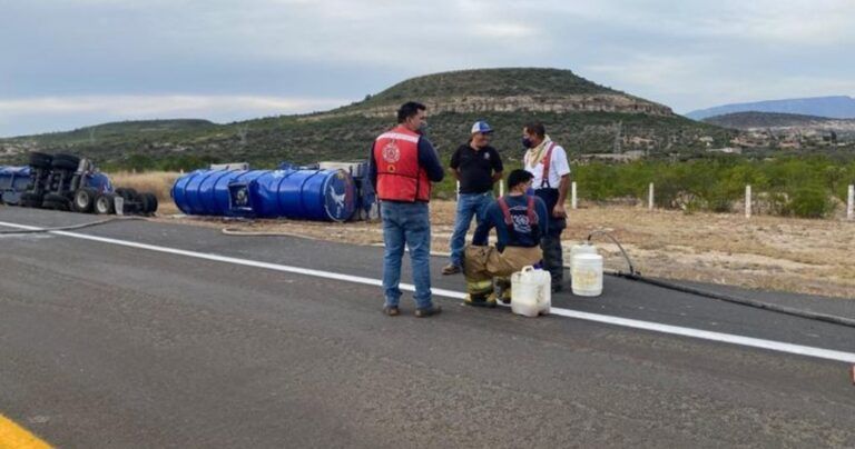 Volcó pipa cargada con gasolina