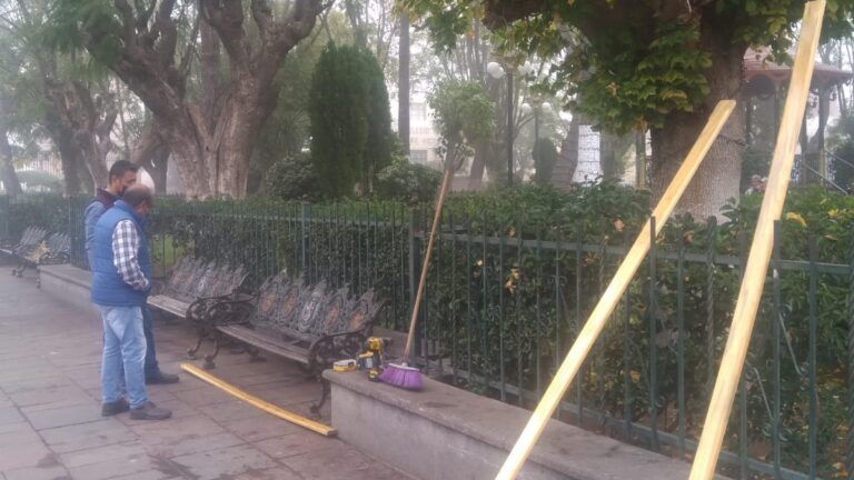 Rehabilitaron las bancas de la plaza principal