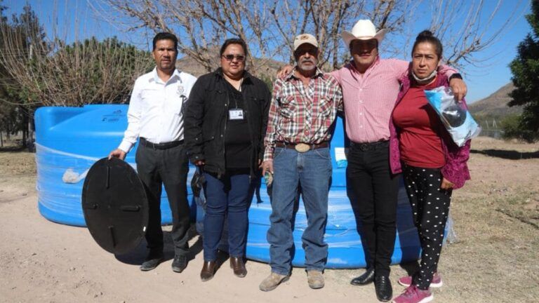 Entrega alcalde tinacos subsidiados