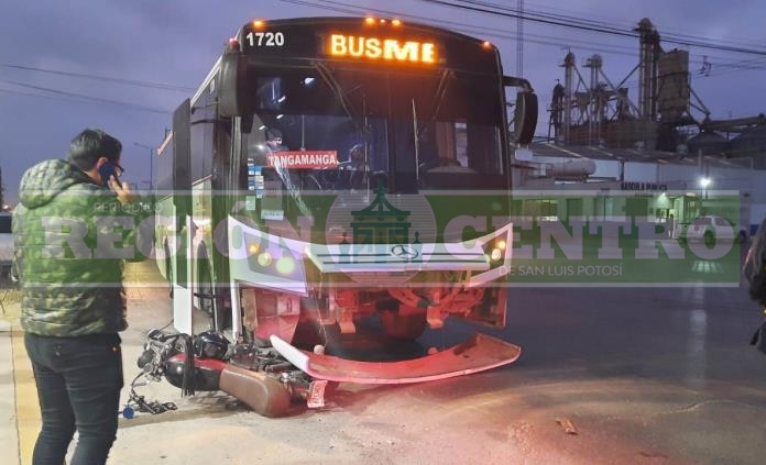 Motociclista queda lesionado tras ser arrollado por camión