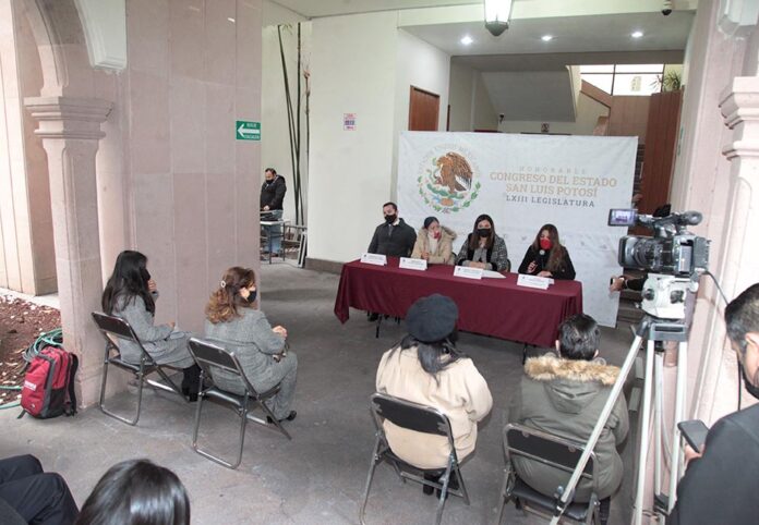 Firma de convenio en materia electoral.