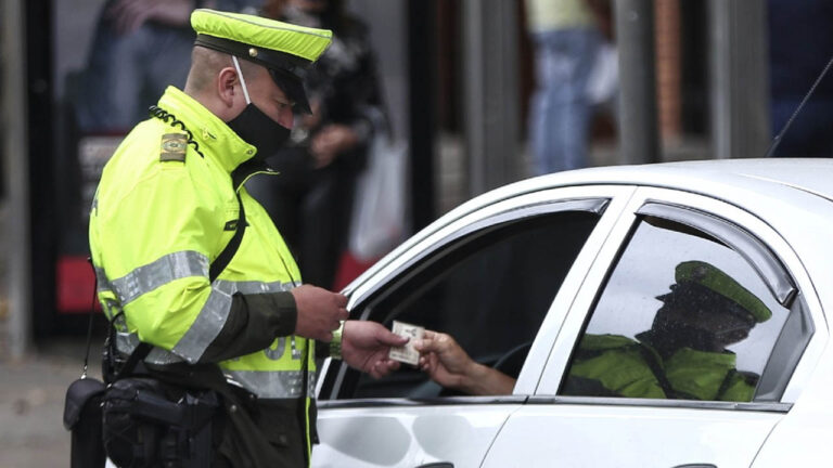 Sujeto intentó sobornar a oficiales; lo detuvieron