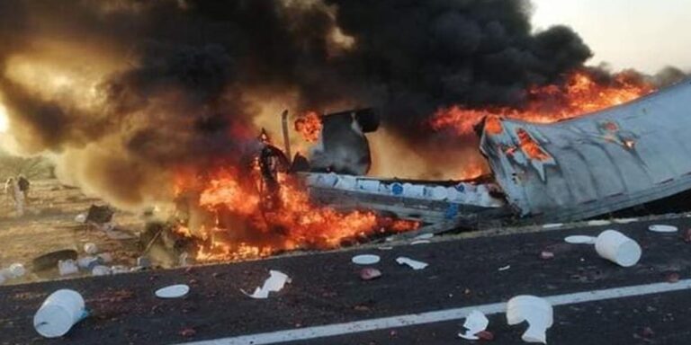 Fallece trailero en choque e incendio