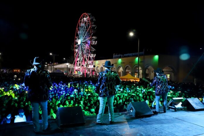 La Feria Regional del Queso 2022 de Villa de Reyes superó las expectativas y en las calles del municipio se vive fiesta, color, música y degustación de platillos y productor originarios de la región. La Cata de Vino en la Hacienda Gogorrón tuvo casa llena, al recibir a potosinos, guanajuatenses y algunos provenientes de la Ciudad de México y Querétaro, quienes disfrutaron del vino rosado y tinto de Casa Fronda, acompañado de quesos villarreyenses, así como cortes de carne y baguettes, para concluir con un recorrido por este histórico recinto. Posteriormente, desde el jardín principal se reunieron los participantes para participar en la Calledeña de las vacas, luego, la leche colocada en un recipiente se hierve, misma que es mezclada de forma constante, para posteriormente colocar en otro recipiente y esperar a que se cuaje en un lapso de una hora, y después se recaba la parte que se cuajó y con el que se empieza a moldear para generar el queso tipo panela, mismo que puede utilizarse para convertirlo en queso molido o ranchero. Podían decidir si quieren procesar queso panela, molido o ranchero o asadero, además si decidían elaborar yogurt o jocoque, ya dependería joneada, quienes en un ambiente alegre y de fiesta degustaron quesos y participaron en la cata de mezcal, acompañados de la música de banda y con juegos pirotécnicos se realizó el recorrido por las principales calles de la cabecera municipal, para concluir en un festival taurino. La zona Divertikids también fue el escenario perfecto para los pequeñines, donde podían disfrutar de los inflables, participar en un spa para niñas, toro mecánico para niños y los papás que también podían convivir con sus hijos en esta actividad. Y los visitantes no sólo disfrutaron cada actividad, sino que aprovechan para comprar quesos de tipo ranchero, panela, asadero, botadero y provolone, así como de miel, mezcal y vivo de los productores villarreyenses que durante cinco días estuvieron en el pabellón de Expositores, con lo que también se reactiva su economía. Además, la Muestra Ganadera fue de las más demandadas con la venta de ganado, además de muchos que fueron partícipes de vivir la experiencia del proceso de elaboración de quesos y derivados; El Teatro del Pueblo estuvo a su máximo esplendor porque Grupo Legitimo puso a bailar a los asistentes y enamorados con su éxito “Pídeme”, aunque previamente Conjunto Jinete y Zona Cumbiachera ambientaron a los participantes de esta Feria Regional del Queso 2022.