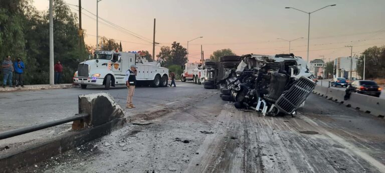 Tráiler sufre aparatosa volcadura en el Anillo Periférico