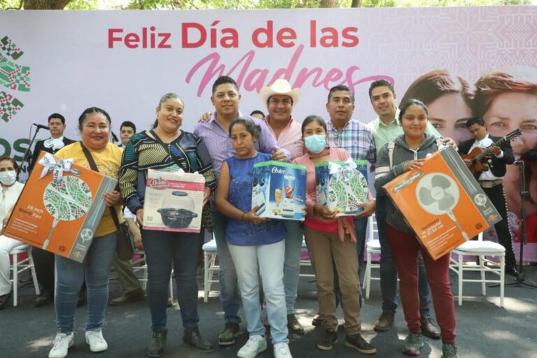 Festeja Gallardo a las madres de la región centro