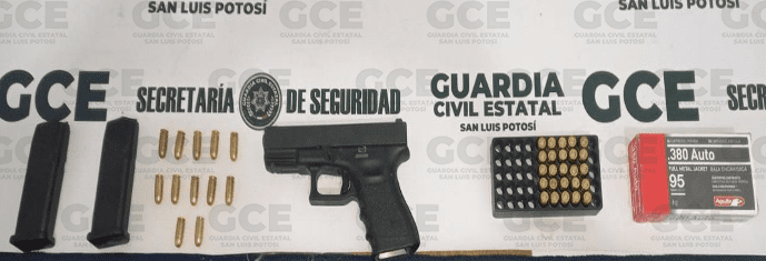 arma de fuego tipo escuadra Glock 25 Austria, empuñadura color negro y carro corredera pavón color negro, con 01 cargador insertado plástico, color negro, calibre 380, abastecido con 12 cartuchos útiles, 01 cargador desabastecido y 01 caja con 25 cartuchos útiles calibre 380 marca águila.
