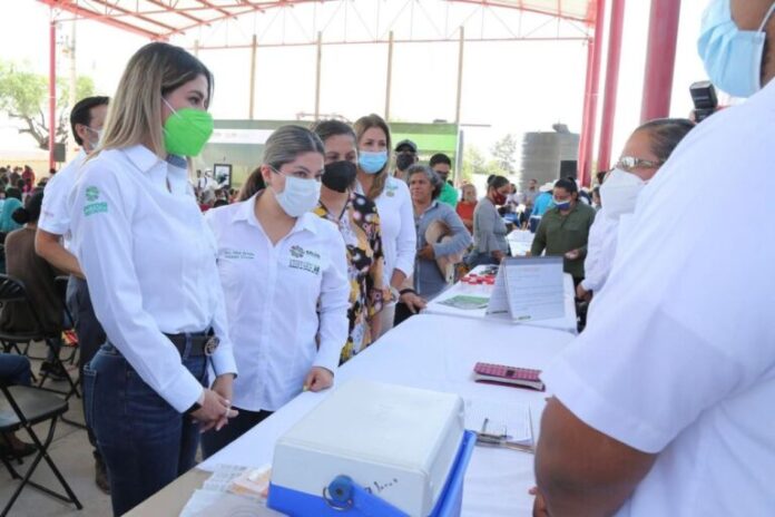 La presidenta honorífica del DIF, Ruth González Silva, encabezó el acto inaugural del programa de salud