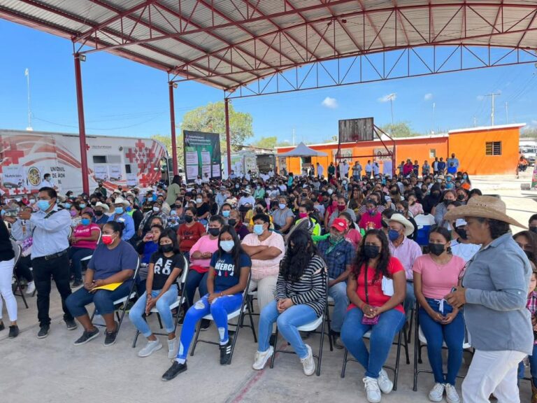 La presidenta honorífica del DIF, Ruth González Silva, encabezó el acto inaugural del programa de salud