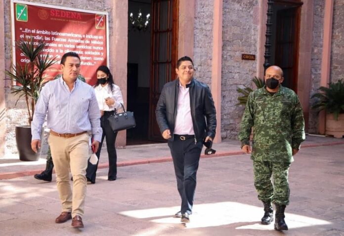 Los nuevos policías tendrán un sueldo superior a 20 mil pesos mensuales, tendrán prestaciones y recibirán el equipo necesario para proteger a las familias potosinas.