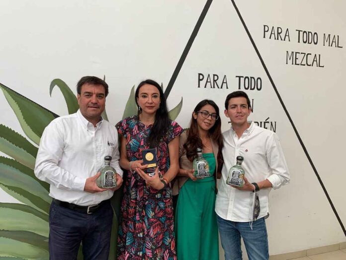 El Gobierno de San Luis Potosí, a través de la Secretaría de Turismo reconoció a tres productores mezcaleros potosinos que triunfaron entre más de 2 mil muestras de vinos, licores y mezcales.