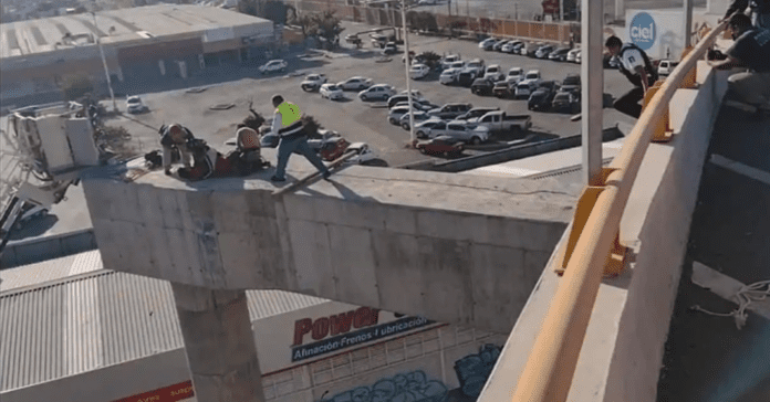 Policías municipales salvan a hombre en lo más alto del distribuidor en lunes