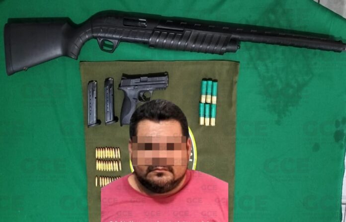Al llevar a cabo una inspección, al presunto de nombre Erik de 41 años de edad, se le aseguró una escopeta calibre 12, así como un arma corta, 40 cartuchos útiles y dos carga.
