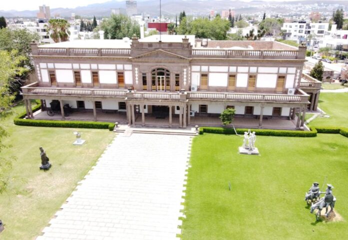 “Arquitectura Contemporánea del Museo Francisco Cossío”, y la “Colección de Arte del siglo XX y los Acervos Documentales del Museo Francisco Cossío”.