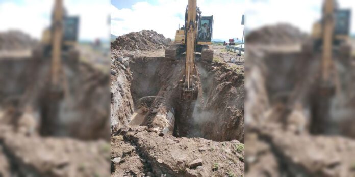 La mala calidad del tubo representa un riesgo para las comunidades y colonias por donde se ubica.