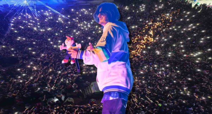 El artista revelación del género urbano, bajó del escenario y cantó junto a sus fans. Más de 95 mil personas cantaron y bailaron en la explanada del Teatro del Pueblo.
