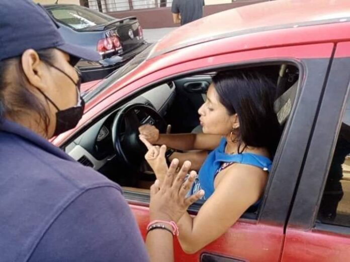 Ciudadanos de Salinas Cruz, Oaxaca exigen justicia por la muerte de Abigail Hay Urrutia, quien fue arrestada la noche del 19 de agosto.