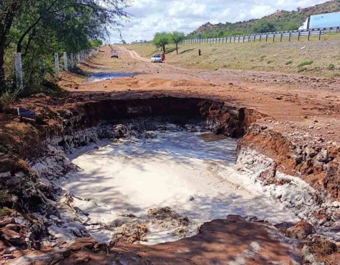 Fuga en el acueducto de El Realito a la altura del kilómetro 41+400 de la línea de cadenamiento, sobre la carretera 57.