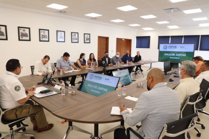 Titular de la Secretaría de Seguridad Estatal sostuvo encuentro con empresarios y empresarias de Matehuala, a quienes ofreció no bajar la guardia en el combate y prevención de los delitos.
