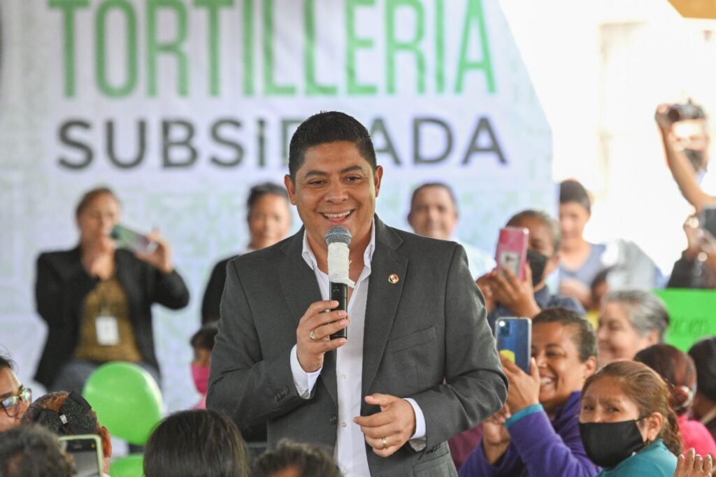Gallardo regresa la tortilla de 10 pesos.
