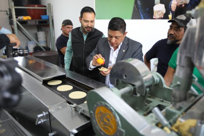 Gallardo regresa la tortilla de 10 pesos.