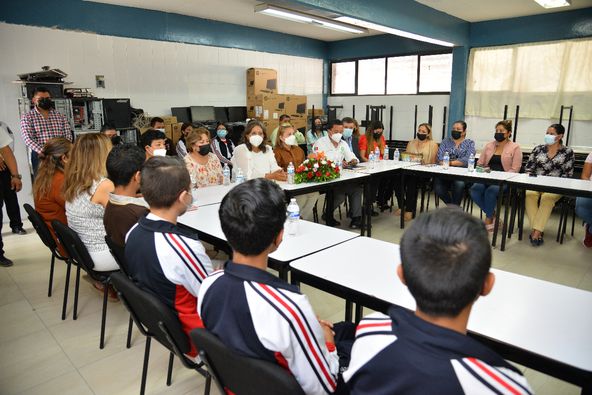 Instruyen programa para escuelas seguras.