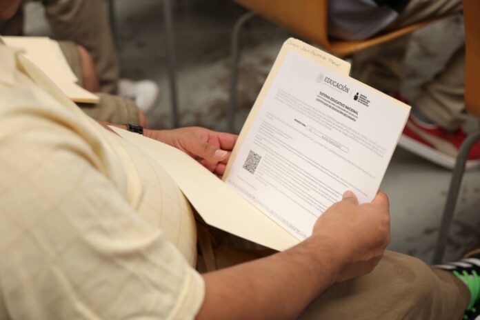 Derivado de un esfuerzo interinstitucional, 41 personas que habitan el Centro Penitenciario Estatal de La Pila culminan sus estudios de nivel básico.