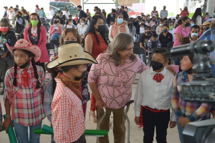 Leonor Inaugura techo en escuela primaria