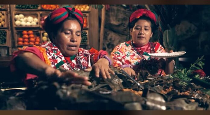 Cocineras tradicionales de San Antonio elaboraron el exquisito Zacahuil para turistas nacionales y extranjeros.
