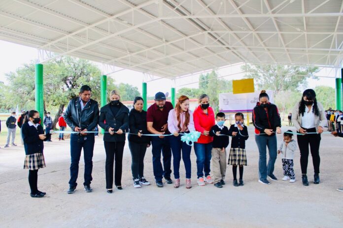 Preside alcaldesa techado de escuela primaria