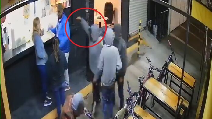 Cuatro sujetos en bicicleta y con armas de fuego rondan por la zona asaltando locales con lujo de violencia.