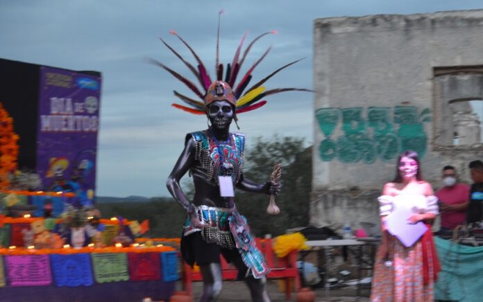 A los mejores disfraces se les dará un viaje a la playa para dos personas y dinero en efectivo.