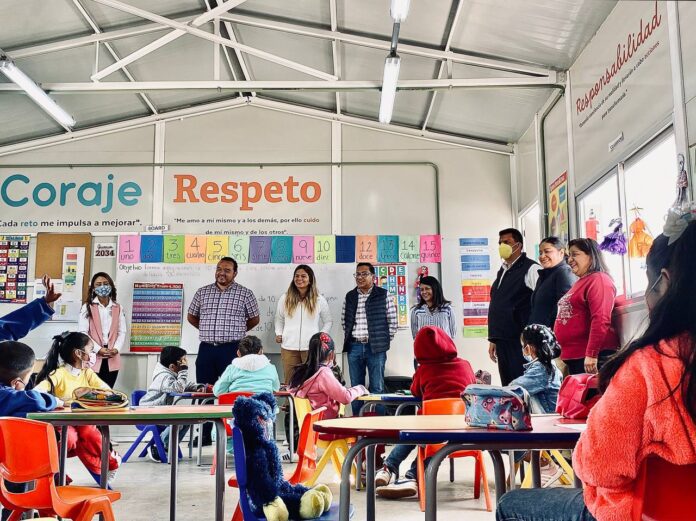 El alcalde de Villa de Reyes firmó un convenio de colaboración con la Fundación Nutriendo, con lo que se formaliza la dotación de desayunos escolares de forma gratuita a estudiantes del nivel preescolar en el municipio.