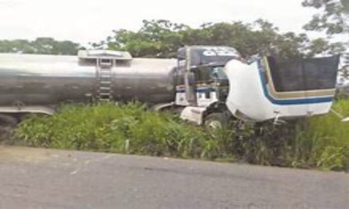 Se descuadró en la carretera, iba a resurtirse de combustible a Villa de Reyes.