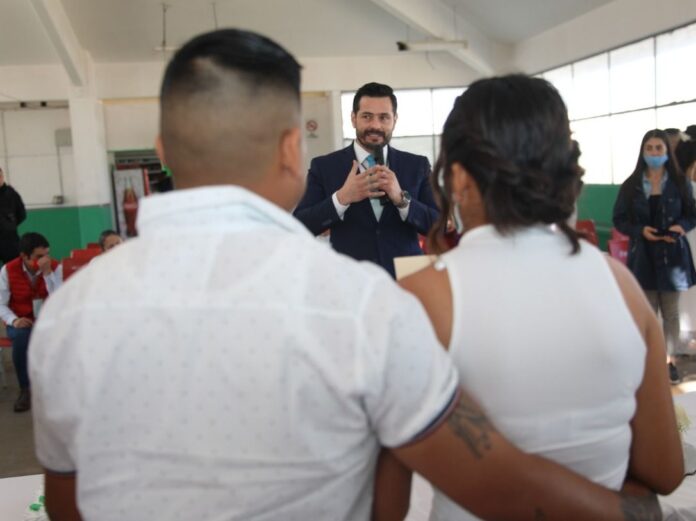 Se formalizan matrimonios comunitarios por segundo año consecutivo, en medio de una emotiva ceremonia y con la compañía de familiares.